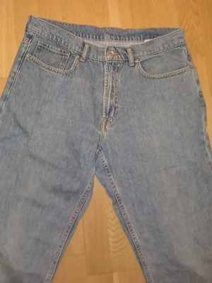 Blå raka jeans från Vaillent - Klassiska blå jeans från Vaillent i rak modell. Jeansen har fem fickor, bälteshällor och stängs med knapp och dragkedja. Tillverkade i slitstark denim med snygg tvättad look. Perfekta för en avslappnad och trendig stil.