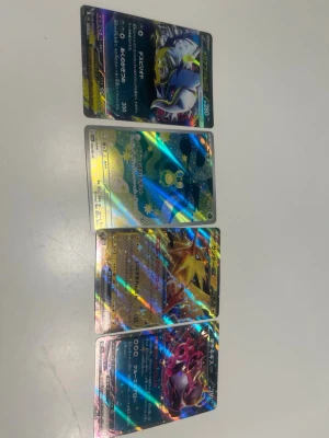 Fyra holografiska Pokémonkort - Fyra japanska Kort säljs i otroligt bra skick!
