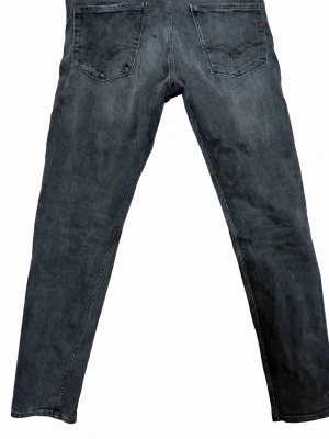 Svarta Replay jeans - Säljer ett par Replay jeans i bra skick. Inga konstigheter alls tar gärna emot bud! Fråga vid minsta frågetecken ⁉️😄🤝