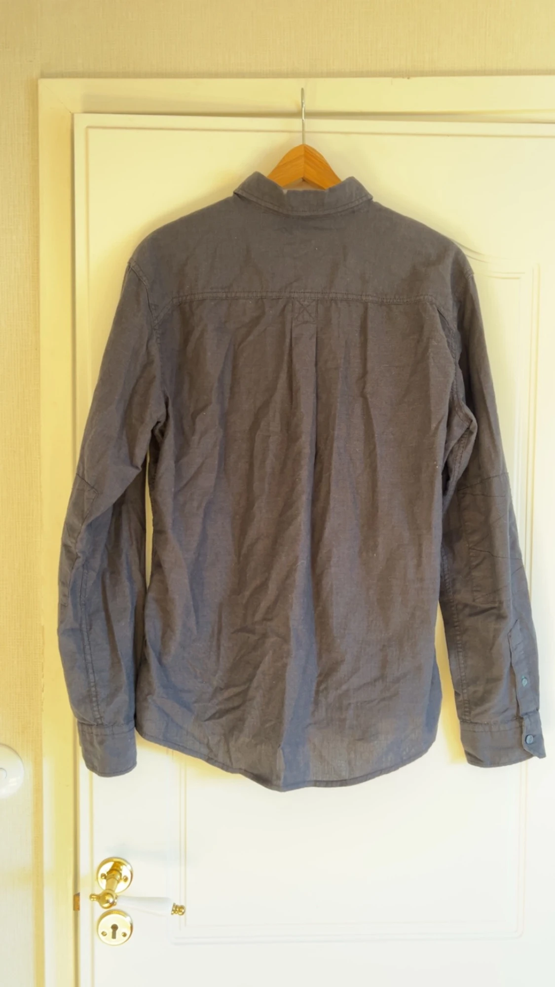 Mörkblå skjorta med knappar - 1