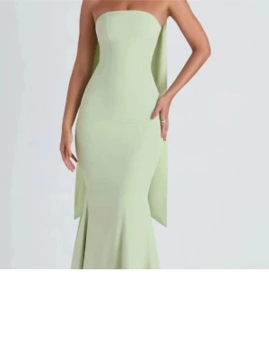 Ljusgrön långklänning med scarf - Säljer min jättefina gröna Ohpolly klänning med scarf detalj. Den passar perfekt till bal eller bröllop. Endast använd en gång. Storlek uk 6. Smink fläckar på scarfen som ej gick bort i tvätten men inte så märkvärdiga.💚✨