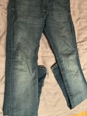 Jack and Jones - Säljer dessa blåa schysta Jack and Jones jeansen i Slim/Glenn modellen. Storleken är W29 L32. Dem är i bra och fint skick med endast små defekter, syns på bilderna. Skriv ifall ni har funderingar om mått eller behöver fler bilder. 