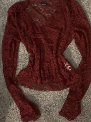 Vinröd spetsblus från Gina Tricot - Säljer min spets tröja från Gina för den kommer inte till andvändning! Den är i storlek L men är ganska liten i storlek köpte den föra året men har kanppt haft på den! Skriv gärna om du har några frågor!🤗