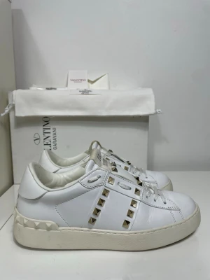 Valentino Rockstud Skor - Säljer nu dessa Valentino Rockstud Skor med ett nypris på 7 700 kr!, skriv för fler bilder/frågor🙌🏼 