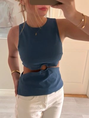 Blå croppad topp med ringdetalj Zara - Fin topp från Zara i strl M💗