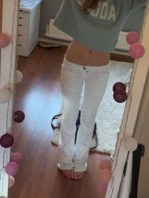 Vita jeans  - Jättefina vita lågmidjade jeans som är bootcut. De är omsydda till lågmidjade och jeansknappen är ditsydd. 