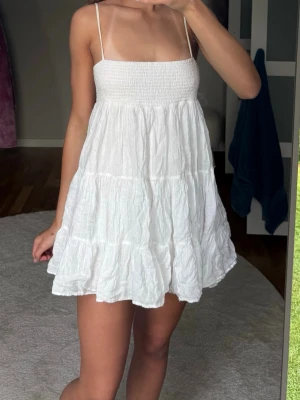 Vit sommarklänning från Zara  - Superfin sommarklänning från Zara💗