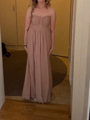 balklänning - säljer den här jätte fina rosa balklänningen som endast är använd en gång😊❤️