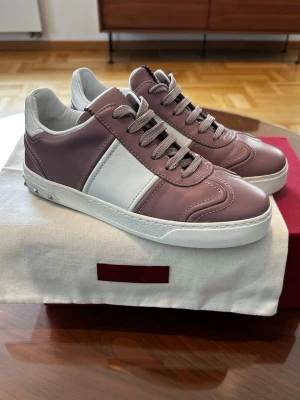Valentino flycrew sneakers dam. - Snygga rosa och vita Valentino flycrews. Allt originellt ingår köpta för ca 6000kr. En nit borta. Storlek 37 passar 38