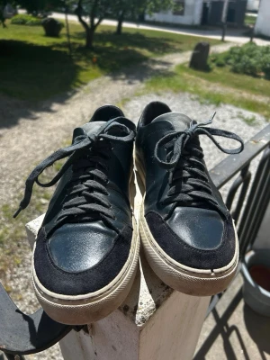  axel arigato skor - Säljer ett par schyssta mörkblåa arigato skor med mörkblå mocka detalj längst fram och en vit sula. Hör av dig vid fundering eller frågor svarar snabbt!✨️🙌🏼