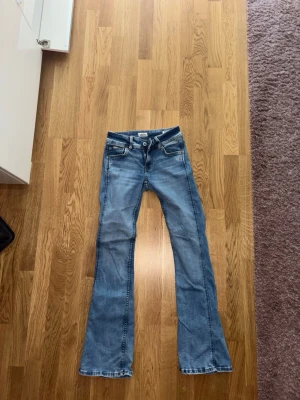 lowwaist bootcut pepe jeans  !!  - säljer ett par lågmidjade jeans från pepe. de har jättefina fickor och passar S/XS :) 