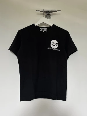 Comme des Garçons t-shirt - CDG t-shirt i strl S  Grym kvalitet, riktigt bekväm  Bra skick, inte urtvättad samt inga hål/fläckar/m.m  Hör av dig vid frågor :)