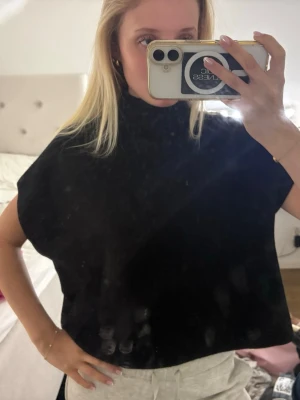 Stickad tahirt - Jätte snygg svart stickad T-shirt isch. Aldrig använd.❣️❣️