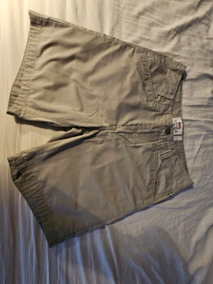 Beige shorts från Fjällräven - Säljer ett par Fjällräven shorts för dam i storlek 34. Perfekta för vandring, friluftsliv och vardagsbruk under varmare dagar. Kända för sin höga kvalitet, slitstyrka och funktionella design.  Bra begagnat skick. Använda men utan hål, revor eller andra skador. Normalt slitage från användning.