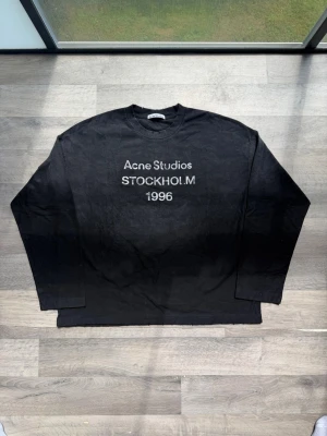  Acne Studios Långarm tröja - Cool svart långärmad topp från Acne Studios - Ny skick 🤩 - Helt ny - Jätte fin kvalitet - Skriv gärna vid funderingar  - Snabb frakt alltid 🚚