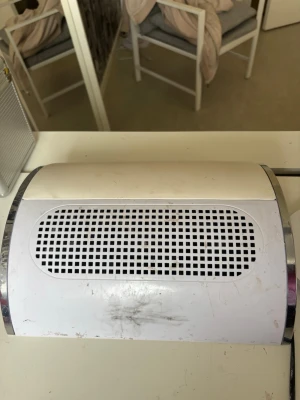 Nagel utsug  - En jätte bra utsug från Amazon.   Det här svarta i mitten var så när jag köpte av någon annan härifrån, men annars så funkar den väldigt bra. Jag ska försöka att få bort allt det smutsiga runt innan jag skickar iväg paketet🫶🏾🫶🏾