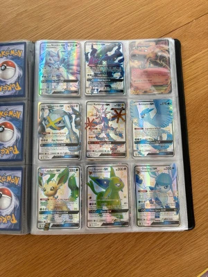 Pokémonkort samling i pärm - Säljer en samling Pokémonkort. Perfekt för dig som vill utöka din samling med exklusiva och sällsynta kort. Helst till samlare. Det är mer kort i pärmen men som inte fick plats i bilderna. Kan skicka mer om du är intresserad. Alla förutom typ 2 är i nyskick och väl skötta