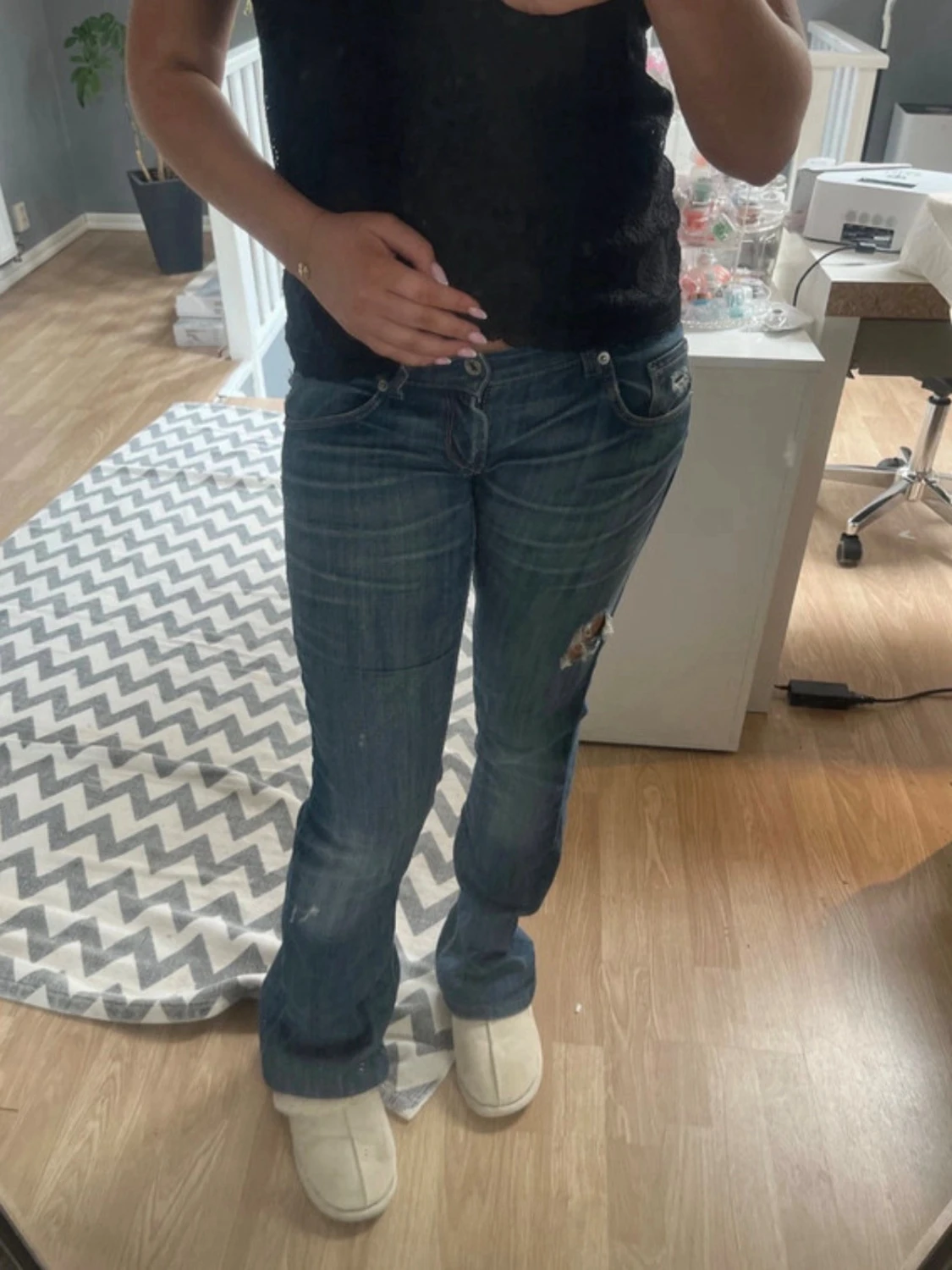 Blå bootcut jeans med slitning - 1