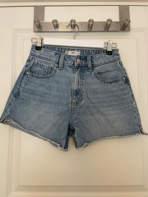 Jeansshorts  - Jeansshorts från Cubus med hög midja i mycket fint skick. 