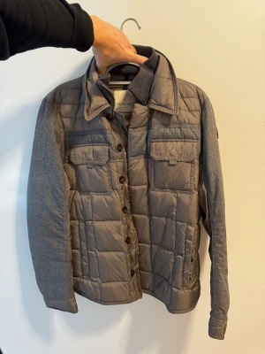 Grå quiltad cardiganjacka Moncler - Snygg grå cardiganjacka från Moncler... pris kan diskuteras. Färgen är brun/grå typ… 
