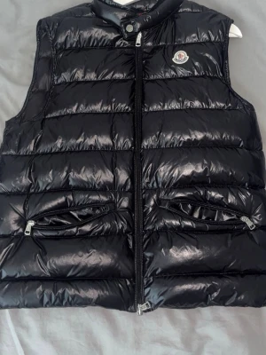 Moncler Gui down black vest äkta  - Använt 1 gång storlek L men passar lika bra i M, säljer för jag inte tycker det är min stil riktigt, betala 9000kr säljer för 6000kr går att diskutera pris 