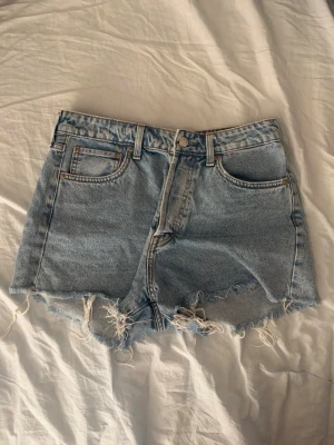 Hm Vintage High Waisted Shorts - Ljusblåa högmidjade shorts. Varsamt använd och inga defekter. 