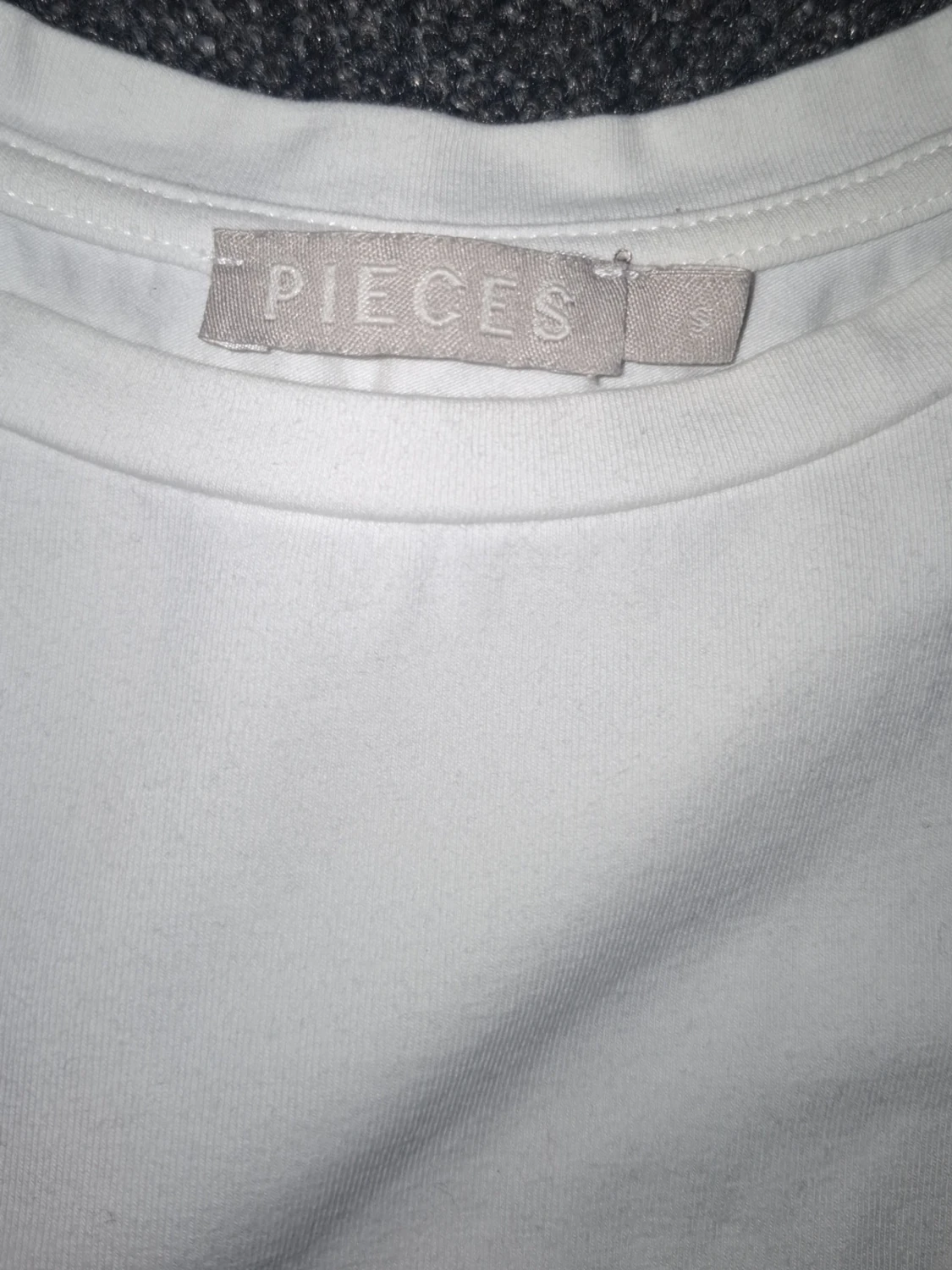 Vit topp med puffärmar från Pieces - 1