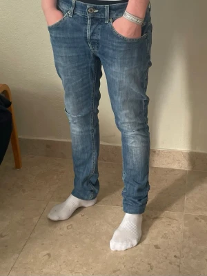 Dondup George   - Tja säljer ett par dondup George | Storlek: W32 | fint skick | reva i knät (obs är en slitning för styling inte ett hål) | hör av er om ni har några funderingar😁