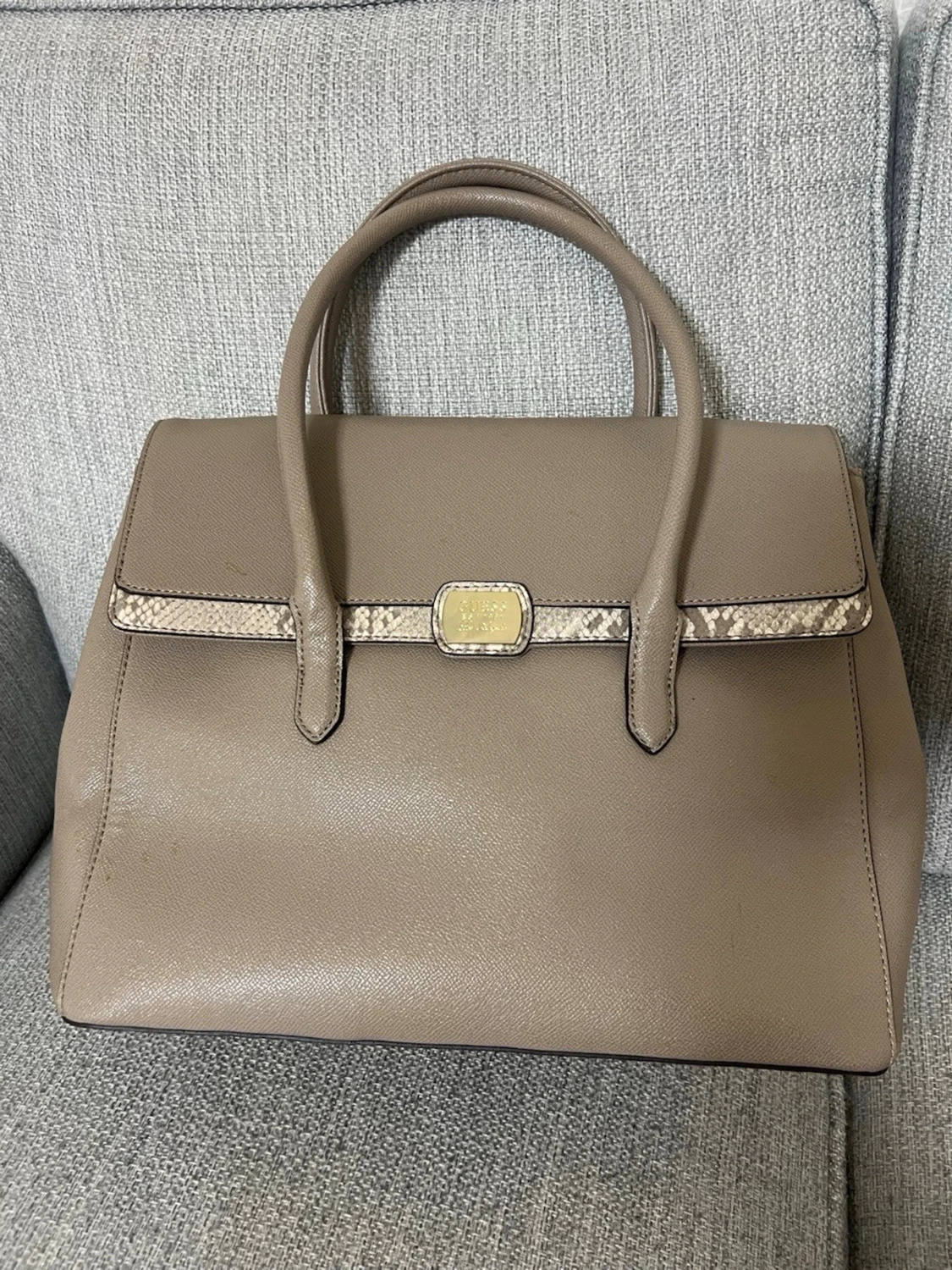Beige handväska med ormmönster