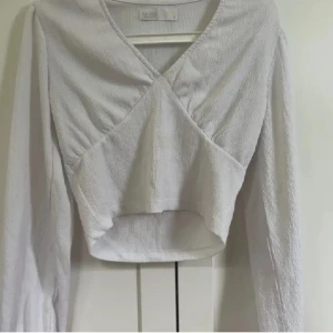 Vit croppad omlottopp  - Supersnygg vit croppad omlottopp från Samsa Collection. Aldrig använd då jag inte gillar när mina toppar är croppade 💘