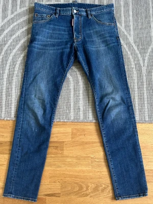Dsquared2 jeans - Hej säljer ett par Dsquared2 jeans i storlek 48, skick 8/10 skriv vid frågor och funderingar! Priset kan ändras vid snabbaffär!