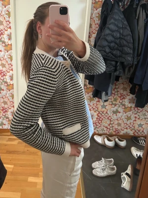 Stickad kofta Uniqlo - Stickad kofta från Uniqlo i nyskick.