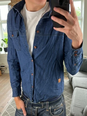 Jeansskjorta  - Super snygg och extremt skön! Mått: A:46 B:44 C:42 D:59 (cm) Skriv vid fundering 😇🙌