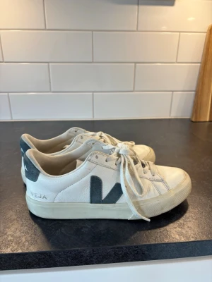Veja skor - Veja skor i storlek 40. Bra skick men i hälen inuti är det slitet. 