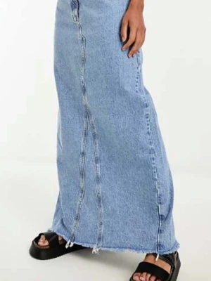 Ljusblå lång jeanskjol - Trendig ljusblå lång jeanskjol med rå kant nertill och synliga sömmar framtill. Kjolen har en rak passform och är gjord i klassiskt denimtyg. Perfekt för dig som vill ha en avslappnad men snygg stil. Säljer då den aldrig kommit till användning, så den är som ny! Köpt för 899kr