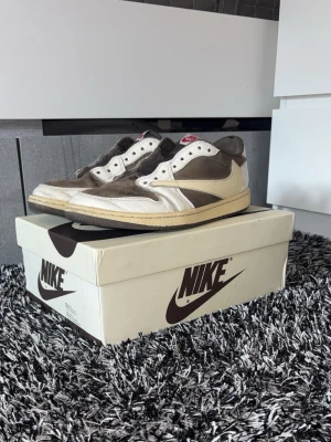 Nike Air Jordan 1 Low Travis Scott - Säljer mina Nike Air Jordan 1 Low Travis Scott Reverse Mocha. Dom har sett bättre dagar men med lite rengöring och skoblock kommer dom se som nya ut. Priset går att diskutera