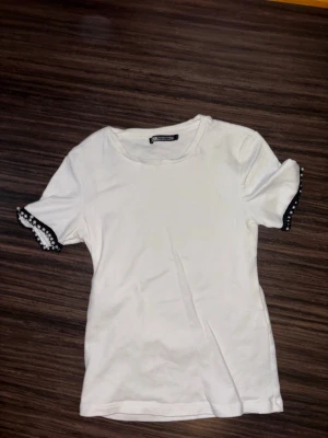 zara tshirt med pärlor  - jättegullig tshirt ifrån zara med pärlor på ärmarna !! :) 