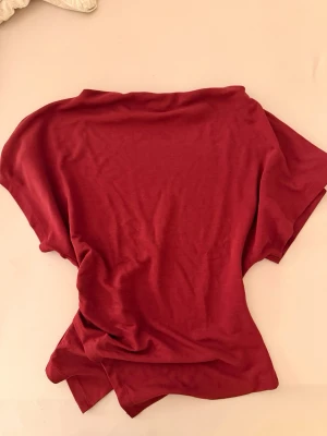 Vinröd topp från Gina Tricot - Jättefin topp ifrån Gina som aldrig tyvärr kommit till användning. Storlek S