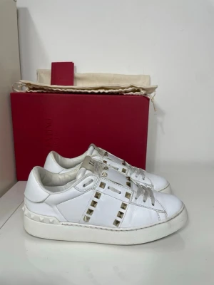 Valentino Rockstud Skor - Säljer nu dessa Valentino Rockstud Skor med ett nypris på 7 700 kr!, skriv för fler bilder/frågor🙌🏼 