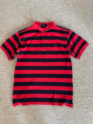 Fred perry polo - Fred perry striped polo i fint skick. Stl: S och Mått finns I bilderna. Färg: Röd/Svart Fråga gärna om ni har frågor. #polo #fredperry #chiefkeef #fashion #vintage #00s