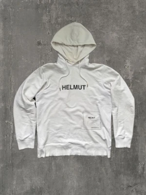 Helmut Lang hoodie - En riktigt fet vit Helmut Lang hoodie! Hoodien är i storlek M! Den är i bra skick men har fläckar och den passar till allt! Kontakta gärna oss om du har frågor, dessutom kan priset diskuteras vid snabb affär! Mvh Saint ;)