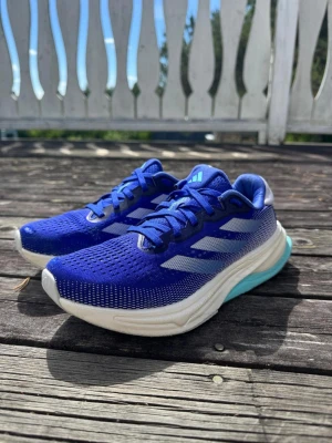 Adidas springskor  - Adidas springskor i fint skick. Dem har nåt litet hål syns i bilderna. Dem är sköna på foten och är I stl 38. Fråga gärna om ni undrar något. #Adidas #springskor #sport #athlete