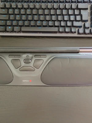 Contour RollerMouse Free3 - Slipp kramp, spänningar och värk med Contour Free3 roller mus som är designad för att stödja din hand i en komfortabel vinkel och samtidigt ge dig enkel kontroll över alla funktioner på din dator. Fungerar som ny, är väldigt smidigt och är i gott skick enligt bilder.  Nypris: 3800 SEK Begagnat värde: 1400 SEK Mitt pris: 989 SEK  Skriv vid frågor och se gärna mina andra annonser! Skapar gärna deals och paketpriser för just dina behov!   Skickas snabbt och spårbart med alla möjliga fraktsätt.