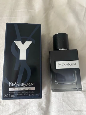 Yves Saint Laurent Y Eau de Parfum - Y Eau de Parfum från Yves Saint Laurent är en riktigt god parfym passar perfekt till varmt väder men även kallare. Parfymen är helt ny endast sprayat 3 gånger. Longevity 5/5, Performance 5/5. Parfymen är 60ML. Hör av dig vid frågor, fraktar dagen efter !
