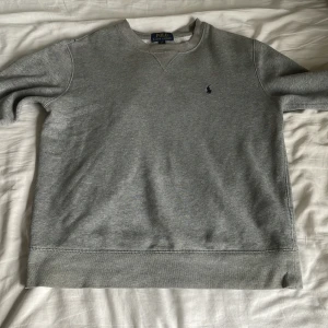 Ralph lauren sweatshirt - Hejsan, säljer denna Ralph lauren tröja då den inte passar mig längre. Tröjan är i bra skick och köpt på zalando.