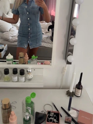 Jeansklänning - Säljer denna jeans klänningen från Zara. Den har bara använts en fåtal gånger så den är i mycket bra skick. Det är storlek S på den🩵