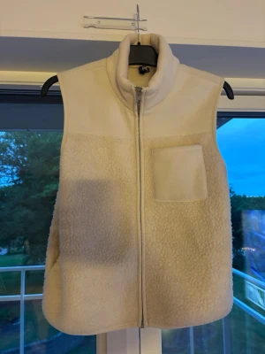 Teddyväst Pieces - Beige Teddyväst i storlek S!