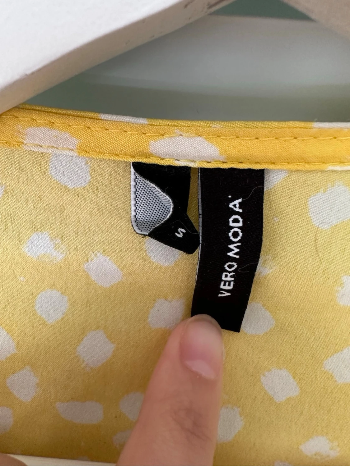 Gul omlottklänning från Vero Moda storlek: S - 1