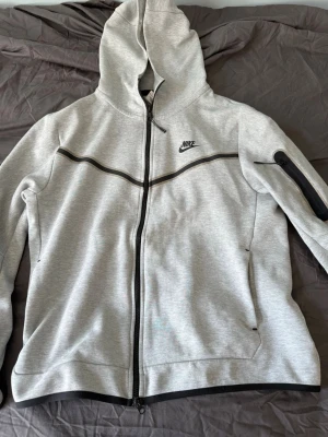 Nike tech  - Grå Nike tech i storlek L/XL har haft den ett tag men den har bara legat i garderoben så väldigt sparsamt använd e den. Kvitto finns (måste bara hitta de..)