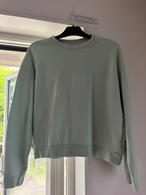 Sweatshirt Weekday - Ljusgrön sweatshirt som inte kommer till användning i storlek xs